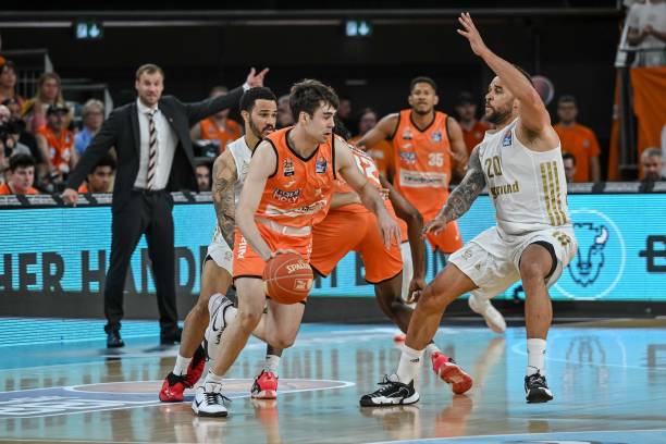 以其坚强的 以其坚强的