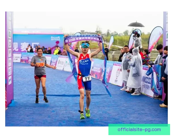 铁人三项赛事鏖战，选手风雨无阻挑战极限